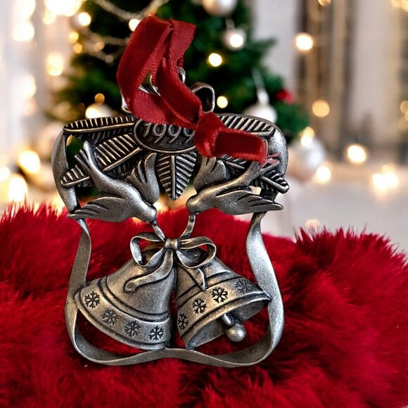 1999 Avon Fine Collectibles Pewter 'Season of Peace' Christmas Ornament - Picture 7 of 7